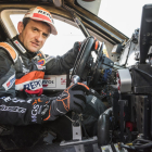 Isidre Esteve, en el interior de su coche con el que correrá el Dakar.