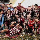 El Vissel Kobe de Villa e Iniesta, que en la foto sujeta un trofeo, celebran el título logrado.