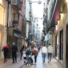 El Eix Comercial de Lleida, ayer por la tarde, con menos gente de lo habitual en un sábado.