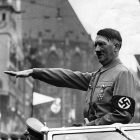 El dictador Adolf Hitler haciendo el saludo fascista.
