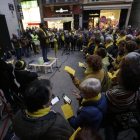 Els cantaires es van concentrar ahir davant de la Paeria per exigir la posada en llibertat dels presos.