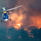 Un helicóptero trata de sofocar un incendio en Bairnsdale, Victoria