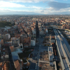 Imagen aérea de la calle Príncep de Viana, una de las más concurridas y ruidosas de la ciudad. 