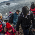 Arribada de desenes de refugiats des de Turquia a l’illa grega de Lesbos.