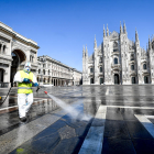 Un treballador italià efectua tasques de desinfecció del terra de la Piazza del Duomo de Milà.
