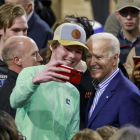 Biden se hace un ‘selfie’ con un seguidor durante un mitin.