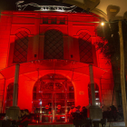 La fachada de Teatre Ateneu y la fuente del Pati de Tàrrega se iluminaron anoche de rojo.
