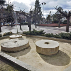 Tres ruedas de molino en la plaza como monumento al agua. 
