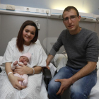 Vanessa y Francesc, con la pequeña Irene, que nació en el Hospital del Pallars de Tremp.