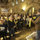 Por los presos y exiliados  -  Como cada lunes desde hace más de un año, el grupo de Cantaires de Ponent se congregó ayer a las ocho de la tarde en la Plaza de la Paeria de Lleida para denunciar la prisión provisional de los líderes independen ...