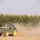 Un tractor efectúa trabajos de labranza de la tierra en una finca de Ivars d’Urgell.