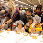 Més de 300 nens elaboren tortells de Reis al Cucalòcum de Lleida