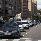 Una marcha de medio centenar de vehículos por Zaragoza, una de la escasas manifestaciones del día.