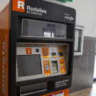 La nova màquina que substitueix el personal a Tàrrega (esquerra) i l’aplicació de venda de bitllets de tren en una oficina de Correus de Lleida (dreta).