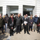 Enric Sirven, en el centro, junto a sus abogados ayer antes de declarar en los juzgados de Lleida. 