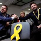 Aragonès i Rufián es donen la mà al consell nacional davant la cadira buida de l’empresonat Junqueras.