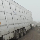 Tallada una carretera a Gavet de la Conca en quedar encallat un camió en un revolt