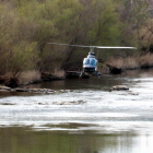 El helicóptero del COPATE fumigando contra a mosca negra en el río Segre, cerca de la depuradora de Lleida.