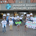 Un momento de la protesta de profesionales sanitarios frente a la entrada principal del Arnau.