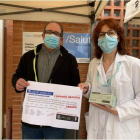 La entrega de entradas gratuitas de cine a los sanitarios del CAP de Tàrrega de la mano de los responsables del Circuït Urgellenc.