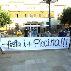 La concentración de ayer de vecinos de Sarroca de Lleida contra la decisión de no abrir las piscinas.