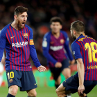 Leo Messi celebra efusivament el gol de l’empat amb el València.