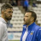 Jordi Esteve, a la derecha, conversa con el técnico Molo en un partido en el Camp d’Esports.