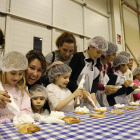 Desenes de nens i nenes van elaborar el seu propi tortell de Reis ahir al Cucalòcum.