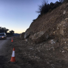 La carretera de acceso a Llimiana, parcialmente afectada por desprendimientos recientes.