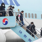 Ciutadans de Corea del Sud, ahir després de ser repatriats des de Wuhan per l’alerta del coronavirus.