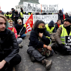 Los “chalecos amarillos” mantienen sus protestas denunciando violencia policial en París