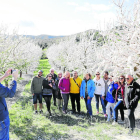 Un grupo de turistas de Manresa, Barcelona  y la Franja visitaron ayer los campos de almendros floridos de La Granja.