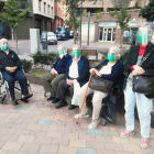 Imagen de los cinco usuarios de la residencia de Adesma que salieron a pasear el miércoles.