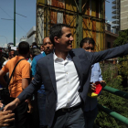 Guaidó se encontró arropado por miles de personas en las calles de Caracas.