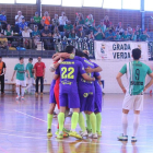 Els jugadors de Lo Caragol celebren un dels gols.