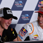Marc Màrquez fa broma amb el pilot valencià Jaume Masià, líder del Mundial de Moto3.