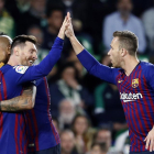 Messi recibe la felicitación de Arturo Vidal y de Jordi Alba durante el partido del miércoles.