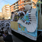 El desfile de carrozas y comparsas llenó la Rambla de Almacelles ayer por la tarde durante la tradicional Festa de l’Aigua.
