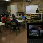 Els alumnes de l’escola Butsènit escolten un dels tres conferenciants que van intervenir ahir.