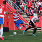 Raúl de Tomás, autor del gol perico, disputa una pilota amb Duarte.