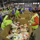 Voluntaris classifiquen aliments després d’un Gran Recapte.