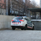 Vehículo de los Mossos d’Esquadra que trasladó a la mujer a los juzgados de Girona, ayer.