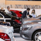 Imatge d’arxiu d’un saló de venda de cotxes, una de les activitats ara paralitzada.