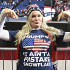 Una seguidora de Trump mostra el seu suport en un míting del president a Des Moines (Iowa).