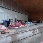 Imagen de archivo de decenas de personas durmiendo al raso junto a  la Casa de la Fusta del Barri Antic. 