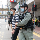 Agents hongkonguesos porten detingut un dels manifestants.