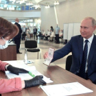 Vladimir Putin en el momento de emitir su voto en el referéndum constitucional.