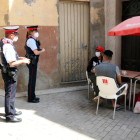 Mossos a Aitona al juliol informant de les mesures de seguretat.