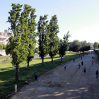 Imagen insólita cerca del río en Lleida con una gran afluencia de vecinos haciendo deporte y paseando