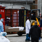 Operarios trasladan cadáveres de víctimas del coronavirus a una morgue provisional en Nueva York.